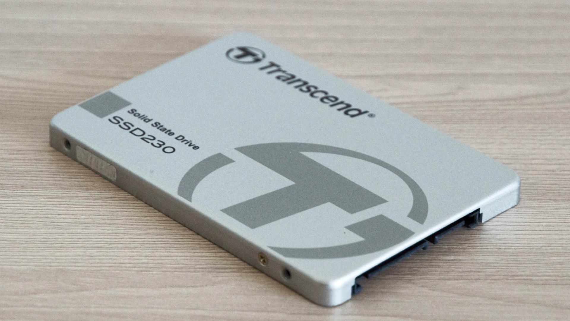 Ещё одна жертва кризиса памяти Transcend приостанавливает поставки SSD накопителей компания не получает чипы NAND памяти от Samsung и SanDisk с октября Вместо этого сейчас поставщики Transcend сфокусированы на заказах для ИИ сектора В Transcend ждут что проблемы могут сохраняться на протяжении 3 5 месяцев Так что теперь ещё и без обновлений SSD rozetked me news 43104