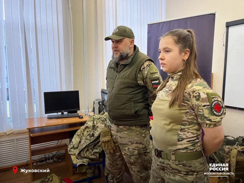 Партийцы провели мастер-класс по тактической медицине для студентов Профессионального колледжа «Московия»  Знания по тактической медицине необходимы не только в условиях боевых действий, но и в обычной жизни. Умение быстро и правильно оказать первую помощь может спасти чью-то жизнь в критической ситуации.    Обучение провел инструктор Сергей Мороз, который познакомил студентов с основами тактической медицины и правилами оказания первой помощи в экстренных ситуациях. Участники на практике отработали навыки остановки кровотечений, правильного наложения жгутов и эвакуации пострадавших.    Мероприятие прошло в рамках партийного проекта «Старший брат» при поддержке депутата Совета депутатов городского округа Жуковский, члена фракции «Единая Россия» Дениса Козлова.    «Тактическая медицина – это знания, которые могут пригодиться каждому. В экстренной ситуации важно не растеряться, а действовать быстро и грамотно. Такие мастер-классы дают молодежи не только теорию, но и практический опыт, который может спасти жизнь. Мы и дальше будем проводить подобные занятия, потому что уверен: чем больше людей владеют этими навыками, тем безопаснее становится наше общество», - сказал Денис Козлов.   #ЕР50 #ЕдинаяРоссия #ЕРпроекты  #Подмосковье #СтаршийБрат    Подписаться   Единая Россия Подмосковье