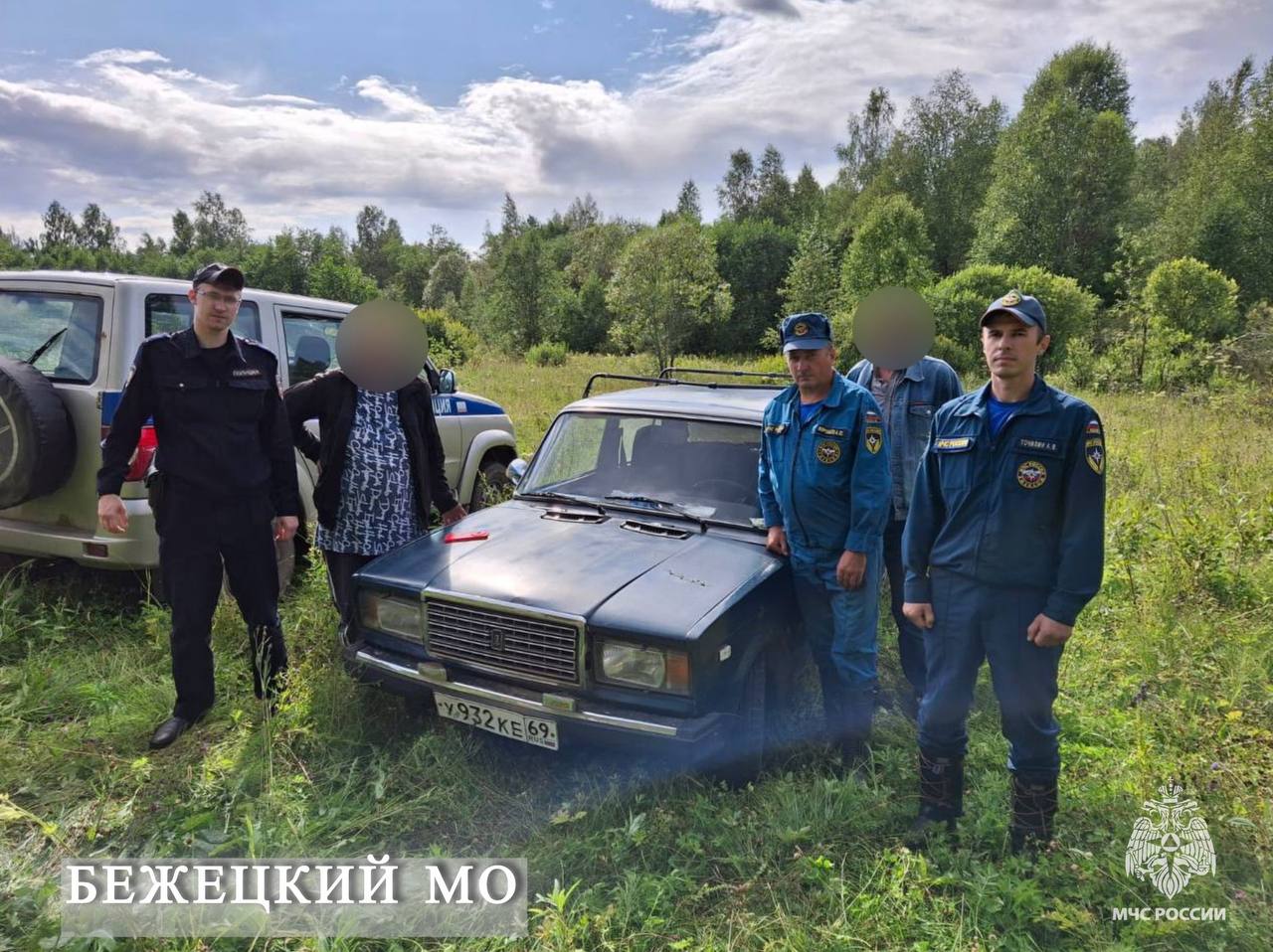 Специалисты нашли «потеряшек» Сотрудники пожарно-спасательных подразделений нашли и вывели из леса заблудившихся граждан. Поиски проводились в районе деревни Фенино Калининского МО и ж/д станции Викторово Бежецкого МО. К поискам привлекались сотрудники 2 2 и 7 2 ПСЧ. При походе в лес не забывай о своей безопасности: сообщи близким свой маршрут и время возвращения; ознакомься с прогнозом погоды; надень закрытую одежду яркого цвета и удобную обувь; используй средства от укуса насекомых; возьми с собой заряженный телефон, небольшой запас воды и еды, нож и спички; не забудь взять аптечку, если необходим приём лекарств. MAX