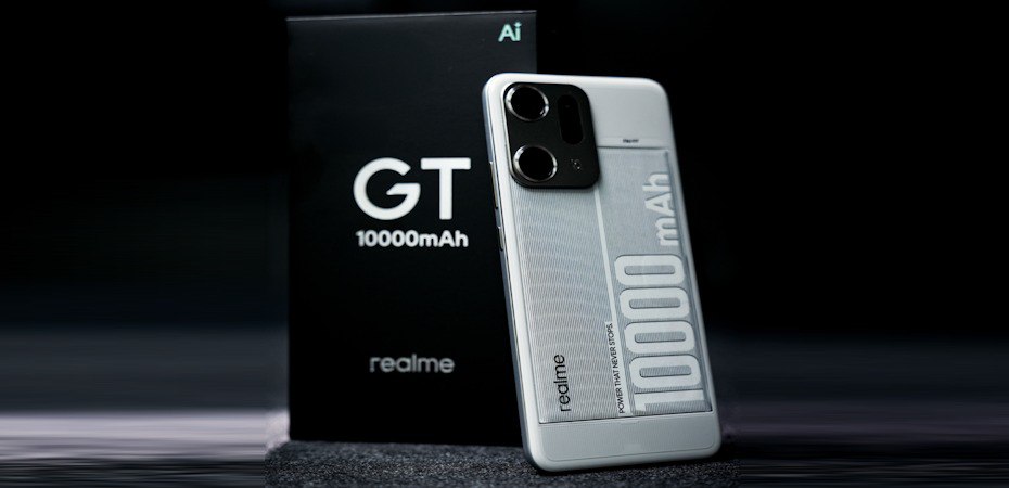 Представлен концепт тонкого и лёгкого смартфона realme с аккумулятором 10 000 мА·ч Компания realme представила экспериментальный смартфон с батареей емкостью 10 000 мА·ч, который позволит пользователям дольше не беспокоиться об уровне заряда. Несмотря на столь ёмкий аккумулятор, устройство весит чуть более 200 г и обладает корпусом толщиной менее 8,5 мм. Смартфон оснащен батареей с рекордным для индустрии смартфонов содержанием кремния в аноде до 10% , что обеспечивает плотность энергии 887 Втч/л, что было недостижимо ранее. В области структурных инноваций realme представила архитектуру Mini Diamond — внутренний дизайн устройства переработан таким образом, чтобы увеличить пространство для батареи. В частности, компания создала самую узкую в мире материнскую плату для смартфонов, получившую более 60 международных патентов — шириной всего 23,4 мм. Массивную батарею и миниатюрную материнскую плату можно разглядеть через полупрозрачную заднюю крышку прототипа.