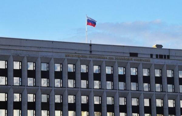 Эксперт объяснил принцип эксперимента по оргнабору иностранцев на работу Регулированием процесса будут заниматься МВД и Минцифры Об этом в эфире радиостанции Говорит Москва рассказал доктор политических наук руководитель направления Миграция центра им П А Столыпина ВШГУ Михаил Бурда Есть важный момент что поправки в законодательстве ещё не вступили в силу они находятся в стадии межведомственного согласования После того как они будут приняты МВД как головной орган в сфере миграции будет формировать реестры работодателей иностранных работников с участием Минцифры У нас не все работодатели способны в наборах самостоятельно участвовать это не составит проблем только у крупных компаний Но если мы говорим о компании которая привлекает несколько сотен иностранных работников то это будет проблематично Возникает вопрос как в процесс будут включены компании которые осуществляют подбор http govoritmoskva ru news 478938