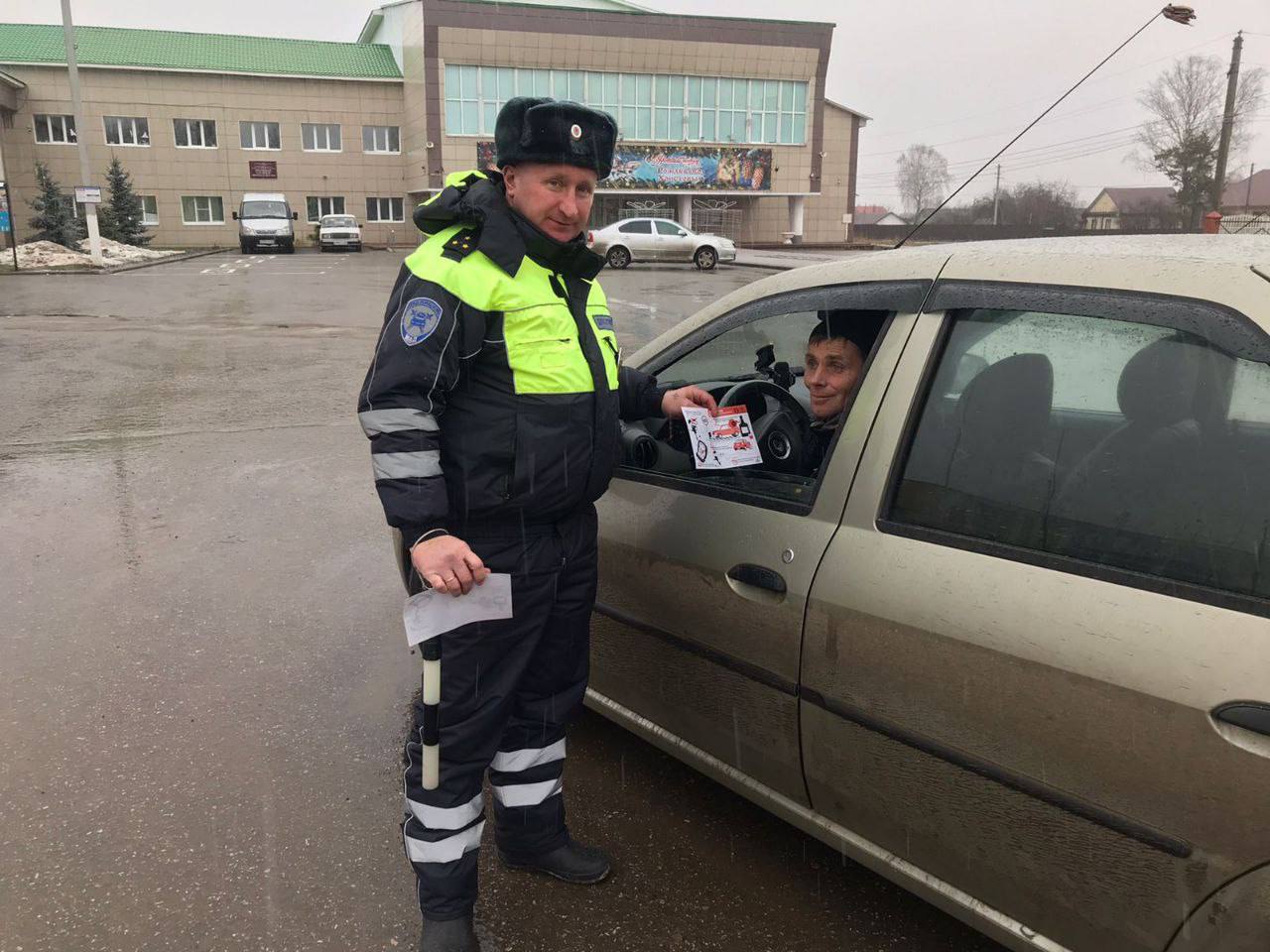 С целью формирования законопослушного поведения на автомобильных дорогах сотрудники Госавтоинспекции Ряжского района провели среди водителей профилактическую акцию «5   фактов о дорожной безопасности»    Полицейские заострили внимание водителей на соблюдении скоростного режима, режима труда и отдыха, правил перевозки пассажиров и на неукоснительном соблюдении правил дорожного движения.   Сотрудники Госавтоинспекции Рязанской области напомнили водителям про факты дорожной безопасности, главными из которых являются:   Превышение скорости 60 км/ч влечет риск возникновения ДТП;  Каждый четвертый погибший в ДТП-на совести пьяного водителя;  Использование детского автокресла снижает риск гибели ребенка в ДТП в 2 раза;  Более четверти ДТП совершается из-за отвлечения внимания водителей;  Две трети ДТП на встречной полосе произошли в местах, где выезд на нее разрешен