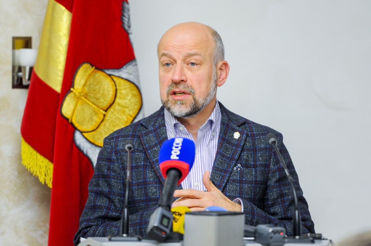 Экс глава челябинского облизбиркома Обертас стал советником Балицкого В новом качестве он будет отвечать за внутреннюю политику в Запорожской области Сергею Обертасу 48 лет он выходец из Магнитогорска Изначально имея юридическое образование в 2003 году прошел переподготовку по специальности связи с общественностью и реклама Работал в управлении информации и общественных связей ОАО ММК курируя взаимодействие с общественными объединениями и политическими движениями возглавлял избирком Магнитогорска Весной 2015 года был назначен заместителем руководителя администрации губернатора Челябинской области в следующем году возглавил областную избирательную комиссию которой руководил до 2021 года При ротации состава комиссии его сменил в этом качестве экс замгубернатора по внутренней политике Евгений Голицын С 2023 года работал на оборонном заводе Полет занимаясь развитием локальных проектов и координируя создание технопарка Главный политический канал Урала Мы в МАХ