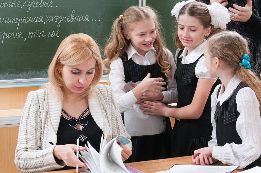 В России предложили отказаться от классных руководителей в школах Депутаты Госдумы выступили за введение института наставников которые будут освобождены от предметной нагрузки Предполагается что такие педагоги сосредоточатся на воспитательной работе психологическом состоянии учеников взаимодействии с родителями и координации с школьными психологами для профилактики кризисных ситуаций НАШИ РЕСУРСЫ Telegram Tik tok YouTube RUTUBE