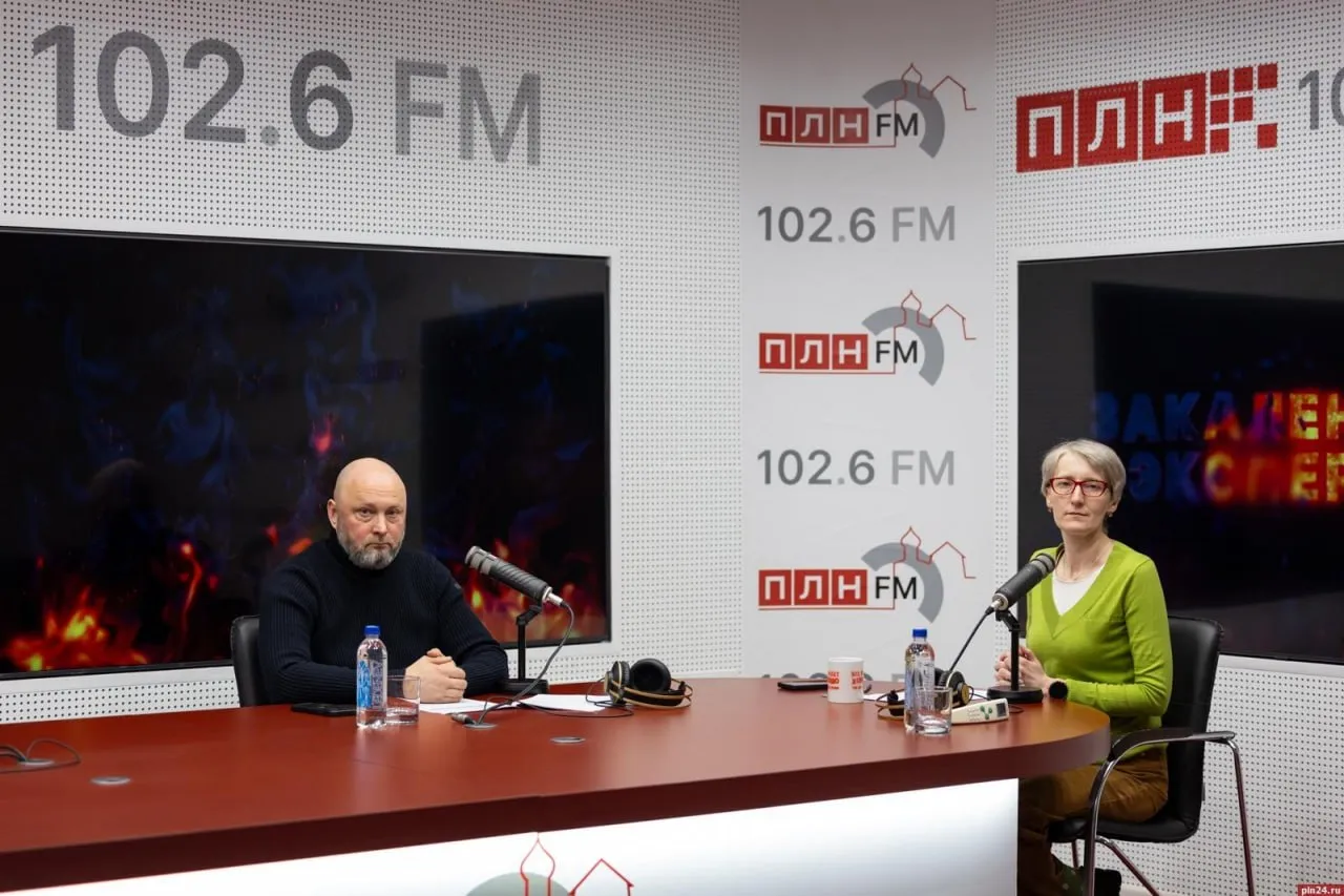 Когда введут новую схему движения у Уграды Министр транспорта и дорожного хозяйства Псковской области Станислав Стармолотов в эфире ПЛН FM рассказал о сроках запуска новой схемы движения в районе деревни Уграда место примыкания Северного обхода к Рижскому шоссе Новая схема начнёт действовать сразу после завершения документационных работ На финальной стадии получение разрешительных документов от федеральных собственников дороги Там никаких технических сложностей нет Это чисто бюрократическая составляющая Временные меры на период строительства Предусмотрен объезд участка трассы А 212 Псков Изборск Проезжая часть объезда оснащена металлическим барьерным ограждением С внешней стороны оборудован тротуар для пешеходов Строительство транспортной развязки Северного обхода и Рижского шоссе планируют завершить в 2027 году ПЛН в MAX