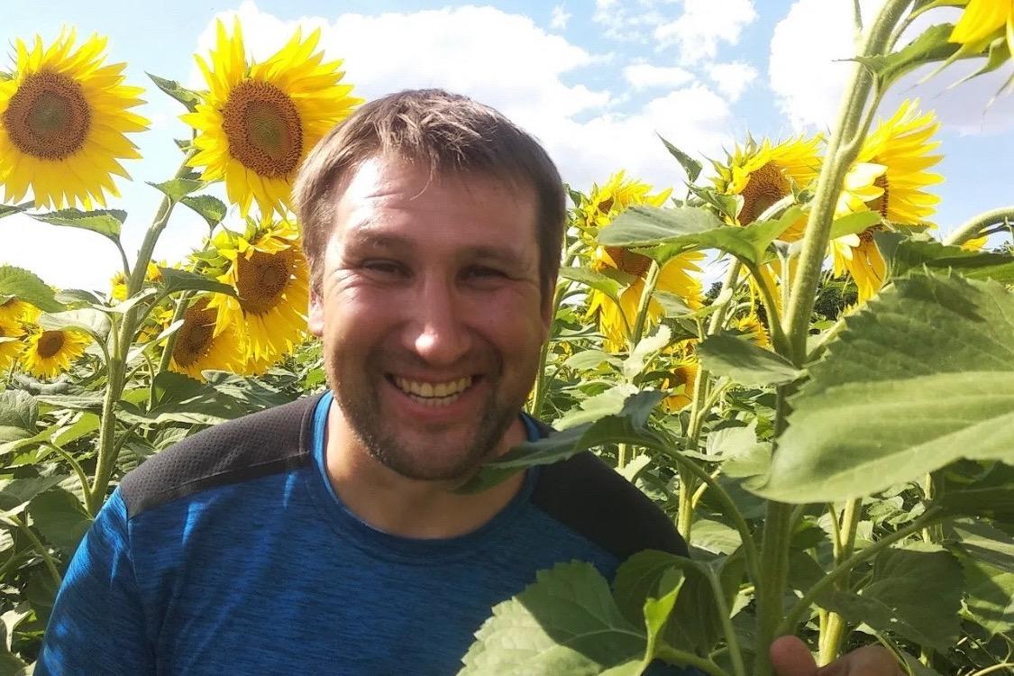 В возрасте 47 лет скоропостижно скончался депутат МО Южно Приморский шестого созыва Валерий Веремейчик Он избрался в совет МО Южно Приморский весной 2019 года в качестве самовыдвиженца Стал одним из самых активных депутатов За пять лет работы он поддерживал жителей округа по самым острым вопросам и не раз выступал с инициативами направленными на развитие Южно Приморского и Петербурга Веремейчик родился в Петрозаводске в 1978 году Трудовую деятельность начал в 2000 году Работал в сфере строительства С 2006 года жил в Кировском районе Петербурга С 2009 года трудился в должности начальника управления капитального строительства ФКУ Дирекция единого заказчика застройщика Минздрава Строил больницы Женат Воспитывал сына и дочь Подробнее на ЗАКС Ру