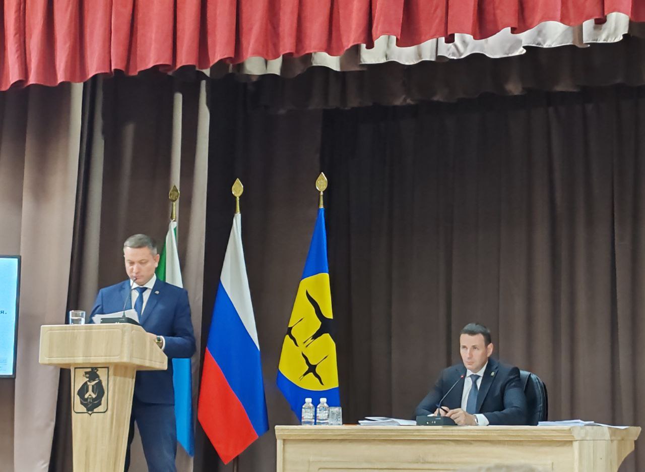 Сегодня расширенное заседание Правительства края проходит в Нанайском районе.   В повестке два вопроса. О цифровизации государственного управления Хабаровского края: новые возможности для взаимодействия с жителями и о социально-экономическом развитии Нанайского района.  Министр цифрового развития и связи края Евгений Демин доложил о проводимой работе по цифровой трансформации края, в том числе в сфере государственного и муниципального управления.  С 1 августа в крае будет запущен Доброхаб - единый портал, который позволит жителям и бизнесу удобно получать услуги в онлайн-формате.  Губернатор края Дмитрий Демешин призвал все органы власти активнее переходить на российские программные продукты, мессенджеры, в том числе на Мах. Мессенджер Max-наш, российский мессенджер, который однозначно будет работать на территории страны.  Заседание продолжается.