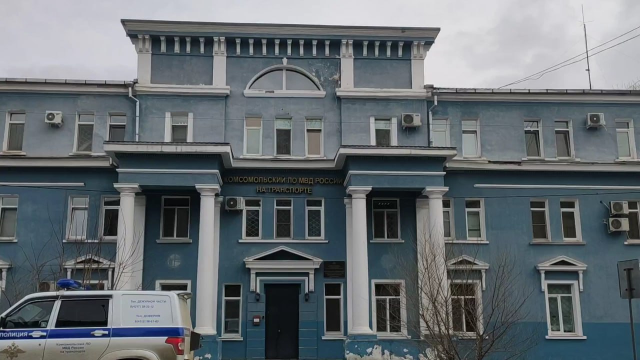 Комсомольские транспортные полицейские завершили расследование уголовного дела по факту незаконной добычи водных биоресурсов В результате проведения ОРМ в районе Хуммийской протоки реки Амур сотрудниками Комсомольского ЛО МВД России на транспорте был задержан 33-летний житель поселка Хурба Хабаровского края. Установлено, что ранее не судимый мужчина, используя сплавную сеть и катер, добыл 10 экземпляров кеты в местах ее нереста. Разрешительные документы – путевка на добычу водных биологических ресурсов у гражданина отсутствовали. Ущерб от незаконных действий государству составил порядка 150 тысяч рублей. ПОДРОБНОСТИ ЧИТАЙТЕ НА САЙТЕ УПРАВЛЕНИЯ Дальневосточная полиция - подписаться