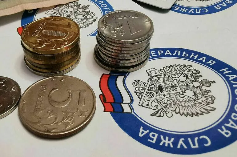 Российские власти могут собрать с бизнеса 20 налог на сверхприбыль за 2025 год Планируется что налог взимать будут с разницы на которую прибыль компании за 2025 год превысила среднюю прибыль за 2018 2019 годы Та же база расчета действовала для аналогичного налога который российские власти взимали с компаний с прибыли за 2021 2022 годы Тогда ставка составила 10 но фактически была 5 для тех перечислил платеж в октябре ноябре 2025 По итогам применения windfall tax за 2021 2022 годы бюджет получил 318 8 млрд рублей Похоже с покупкой Донстроя придётся повременить
