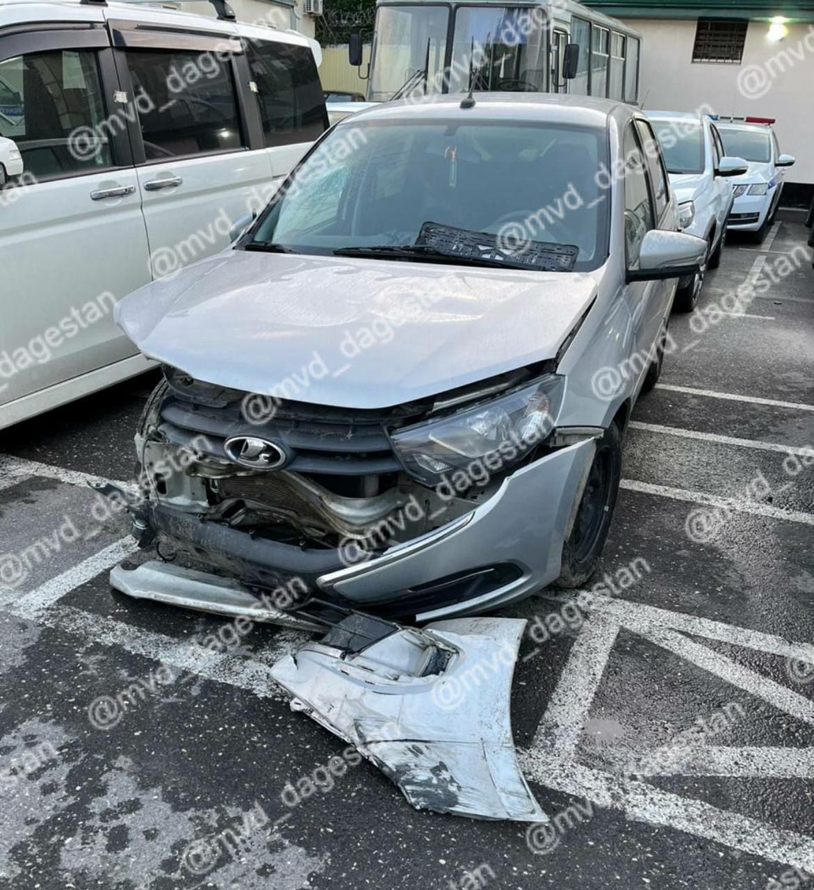 Полицейские вернули жителю Каспийска угнанный автомобиль LADA Granta стоимостью 600 тысяч рублей, сообщает МВД по Дагестану. 40-летний мужчина обратился в полицию с заявлением об угоне своей машины, припаркованной возле дома. В результате принятых мер личность подозреваемого установлена. Им оказался 29-летний житель Шамильского района. На допросе он признался, что искал на стоянке незапертый автомобиль. Найдя в салоне одной из машин запасные ключи, он поехал в Махачкалу, а позже на автодороге «Махачкала - В.Гуниб» врезался в барьерное ограждение. После аварии бросил поврежденный транспорт и скрылся. Возбуждено уголовное дело по ст. 166 УК РФ неправомерное завладение автомобилем или иным транспортным средством без цели хищения .