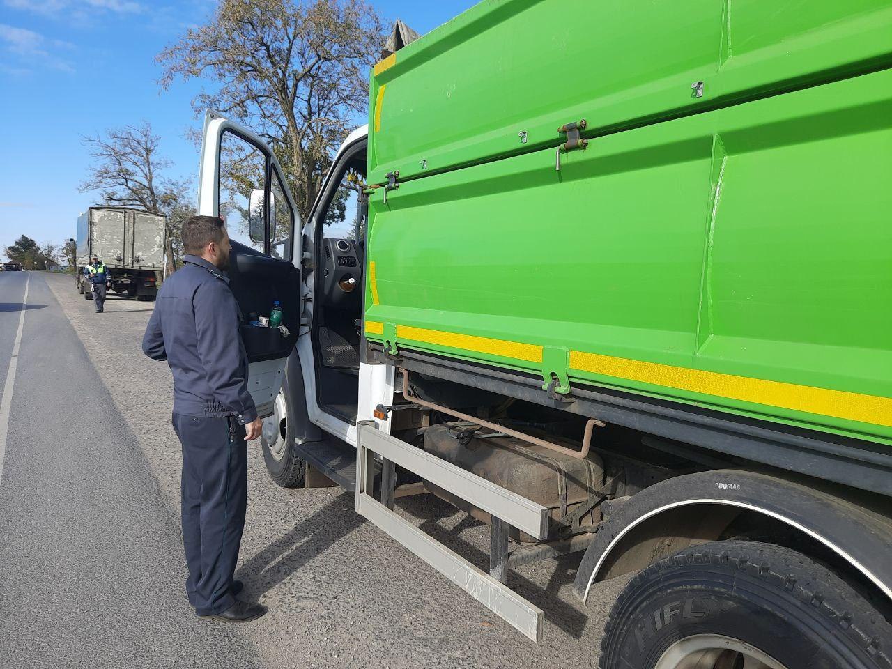 6 ноября 2025 года инспекторами отдела ветеринарного контроля и надзора по Херсонской области Азово Черноморского межрегионального управления Россельхознадзора совместно с сотрудниками военной комендатуры на КПП Сокологорное проведен рейд с целью выявления нарушений при перемещении продукции животного происхождения В ходе мероприятия досмотрено 45 автомобилей из них пять с подконтрольным грузом Было зафиксировано одно нарушение Транспортное средство перевозило из ООО Новая жизнь Крым г Симферополь мясную рыбную и молочную продукцию без ветеринарных сопроводительных документов 372 6 кг мясной продукции 62 4 кг морепродуктов 55 7 кг молочной и 48 9 кг рыбной продукции Автомобиль следовал в торговую точку Бердянска Запорожской области По фактам нарушений объявлены предостережения информация доведена до управления ветеринарии региона где осуществляет деятельность хозяйствующий субъект Справочно Перемещение подконтрольной продукции без ветеринарных сопроводительных документов является нарушением законодательства России в области ветеринарии