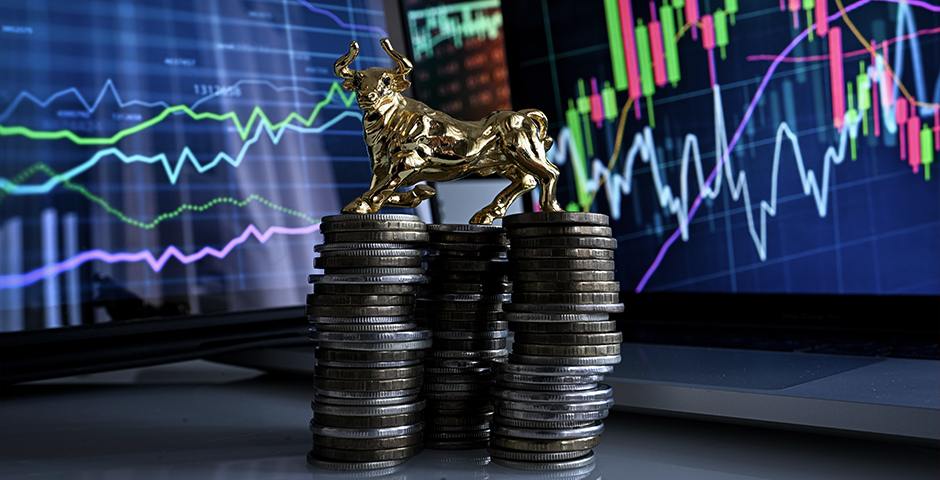 Аналитики спрогнозировали новый бум IPO в 2026 году На биржу могут выйти до 20 компаний а совокупный объем привлечений может составить 50 100 млрд руб говорится в обзоре аналитического агентства Эксперт РА Для сравнения в 2025 м году на IPO вышли только пять компаний В общей сложности они привлекли 37 млрд руб Крупнейшей сделкой тогда стало первичное размещение акций Дом РФ на 31 7 млрд руб При каких условиях случится бум  Ключевым драйвером размещения будет смягчение ДКП возможное снижение ставки до 13 13 5 станет сигналом для компаний начать подготовку к IPO В период высокой ключевой ставки акции теряли свою привлекательность в сравнении с банковскими депозитами  В сочетании с господдержкой это позволит рынку в 2026 м аккумулировать объем ликвидности превышающий показатели 2023 2024 годов  Наибольший интерес инвесторы будут проявлять к секторам IT и AI технологий ретейла и e commerce а также финтеха Не исключено что в 2027 м рост рынка IPO продолжится но определяющим условием будет динамика инфляции и ключевой ставки  Среди рисков помимо сохранения ставки на высоком уровне аналитики называют дорогие кредиты отсутствие притока внешних денег возможный дефицит железа в IT секторе и внешние шоки включая замедление мировой экономики Все эксперты здесь и в MAX