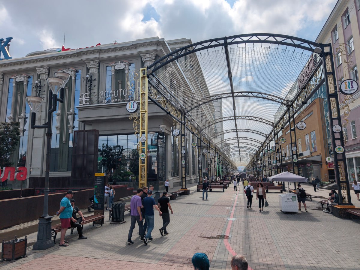 Галя кажется у нас отмена Медиаэкран останется на главной пешеходной улице Екатеринбурга В близком к мэрии телеграм канале Екатеринбург Главное опровергли планы по демонтажу конструкции Медиаэкран с несчастной Вайнера не уедет ни в Ирбит ни в Москву ни на родину в Китай Во первых это городское имущество и по закону передать его кому то так же сложно как и заново собрать этот светильник если перед этим разобрать То есть почти невозможно О том что медиаэкран могут демонтировать и перенести в Ирбит к празднованию 400 летия города сообщал сооснователь архитектурного бюро Плотинка Илья Полянских на фестивале креативных индустрий Он же куратор Открытого консорциума Это сообщество разработало проект благоустройства улицы Вайнера и дизайн код центра Екатеринбурга Мы запросили комментарий в пресс службе мэрии Екатеринбурга Новости из Екатеринбурга