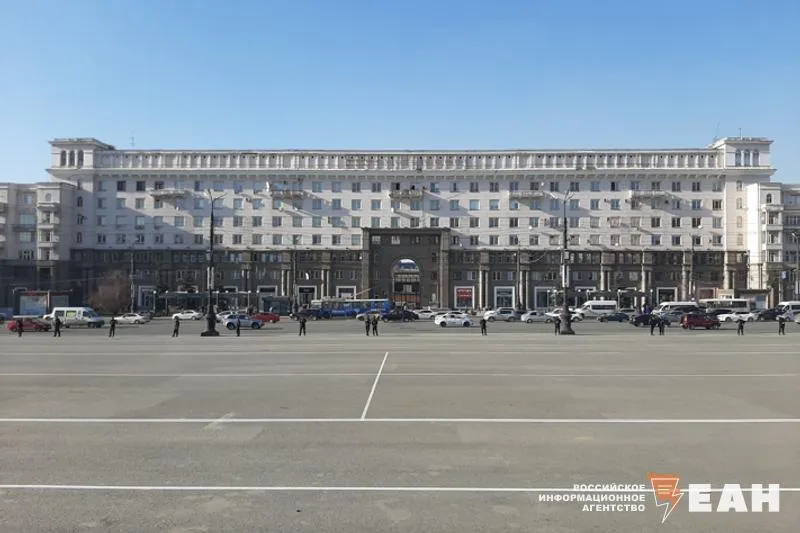 Площадь Революции в Челябинске временно закроют для пешеходов Причина репетиция парада Победы Тренировка торжественного построения и прохождения маршем войск пройдет сегодня Она начнется в 17 00 сообщили в пресс службе городского комитета по культуре Движение транспорта по проспекту Ленина ограничивать не будут Пешеходов просят заранее планировать свой маршрут Когда пройдут следующие репетиции читайте на сайте ЕАН Подписаться на ЕАН Челябинск в МАХ