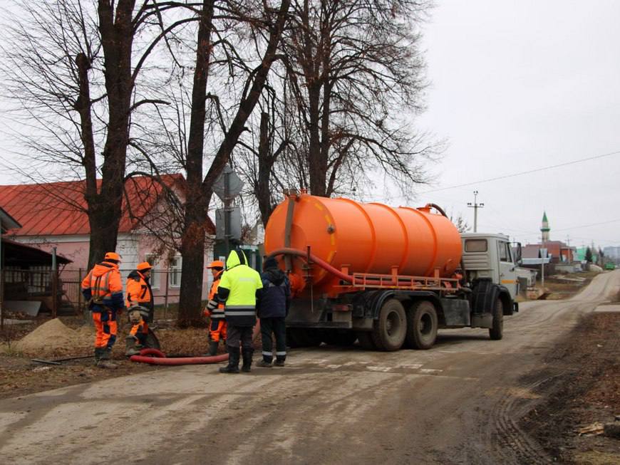 В поселке Мирный завершена реконструкция водопроводной сети  Ремонт был необходим из-за высокой степени износа сети, сообщили в пресс-службе мэрии.  Работы начались с замены первых 486 метров трубопровода по улице Мелитопольской. Остальные 1045 метров были заменены на участке от водозабора «Мирный» до улиц Черноозерской и Рубежной, а также от улицы Черноозерской до улицы Рощинской. В ходе реконструкции установлено семь из 14 планируемых технологических колодцев, которые необходимы для осмотра инженерных коммуникаций и обслуживания оборудования. Эти колодцы также используются для установки регулирующей и запорной арматуры, задвижек и фильтров.  Отремонтированные участки уже подключены к водопроводу. Сейчас специалисты МУП «Водоканал» занимаются переводом жителей на новые трубопроводы и завершают установку колодцев.  Подписаться   Сообщить новости