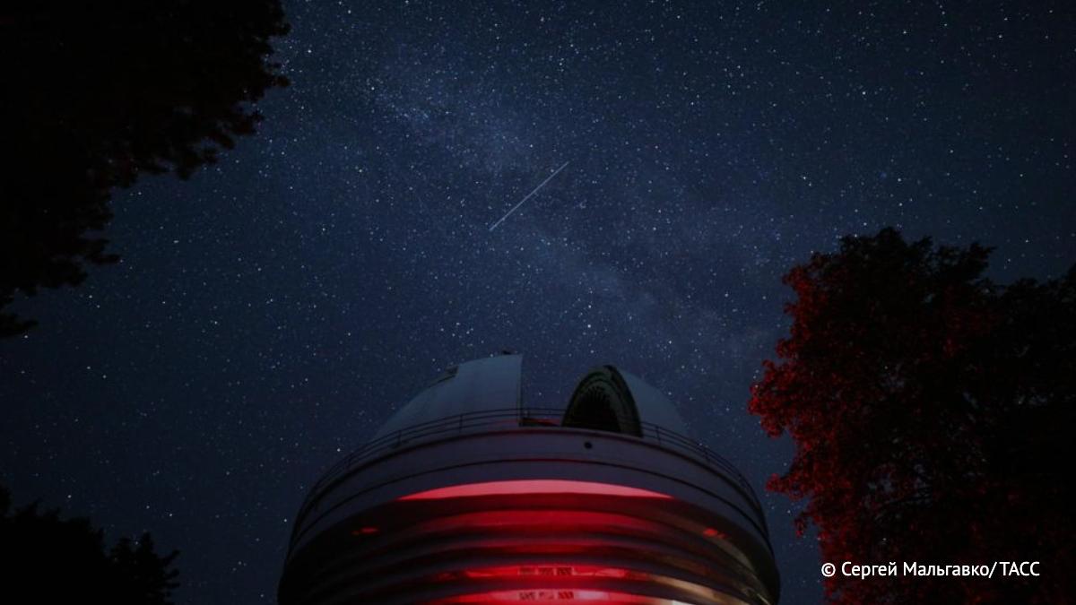 Открыта двойная звездная система с рекордно коротким периодом обращения сообщили ТАСС в пресс службе Минобрнауки России В таких системах исследуются механизмы вспышек новых и сверхновых звезд Их изучение важно для понимания эволюции двойных звезд и источников гравитационных волн   Подпишись на ТАСС Наука