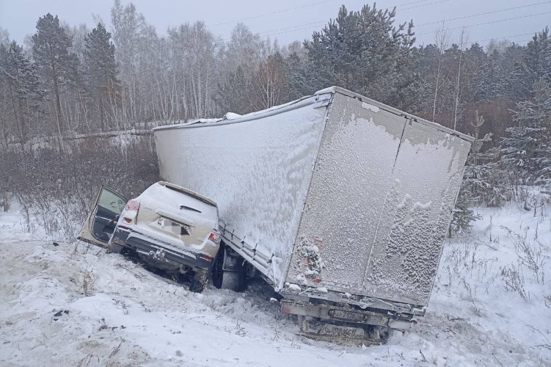 В страшном ДТП в Усольском районе погибла семья из четырех человек В том числе ребенок Днем 27 декабря на федеральной трассе в Усольском районе столкнулась легковушка и большегруз По предварительным данным ДТП произошло на 1834 километре федеральной трассы Р 255 Сибирь в Усольском районе вблизи деревни Старый Китой Водитель Тойота Хайлендер следуя в направлении областного центра допустил столкновение с попутно движущимся автомобилем Хонда Одиссей после чего выехал на полосу встречного движения где произошло столкновение с грузовой машиной Донфенг От полученных травм до прибытия скорой помощи скончались четверо пассажирок кроссовера 5 летняя девочка ее мама бабушка и прабабушка Женщинам от 33 до 88 лет 64 летнего водителя иномарки с травмами доставили в больницу Ангарска Организована проверка по статье Нарушение правил дорожного движения и эксплуатации транспортных средств Выясняются причины и обстоятельства случившегося На месте ДТП работает следственно оперативная группа