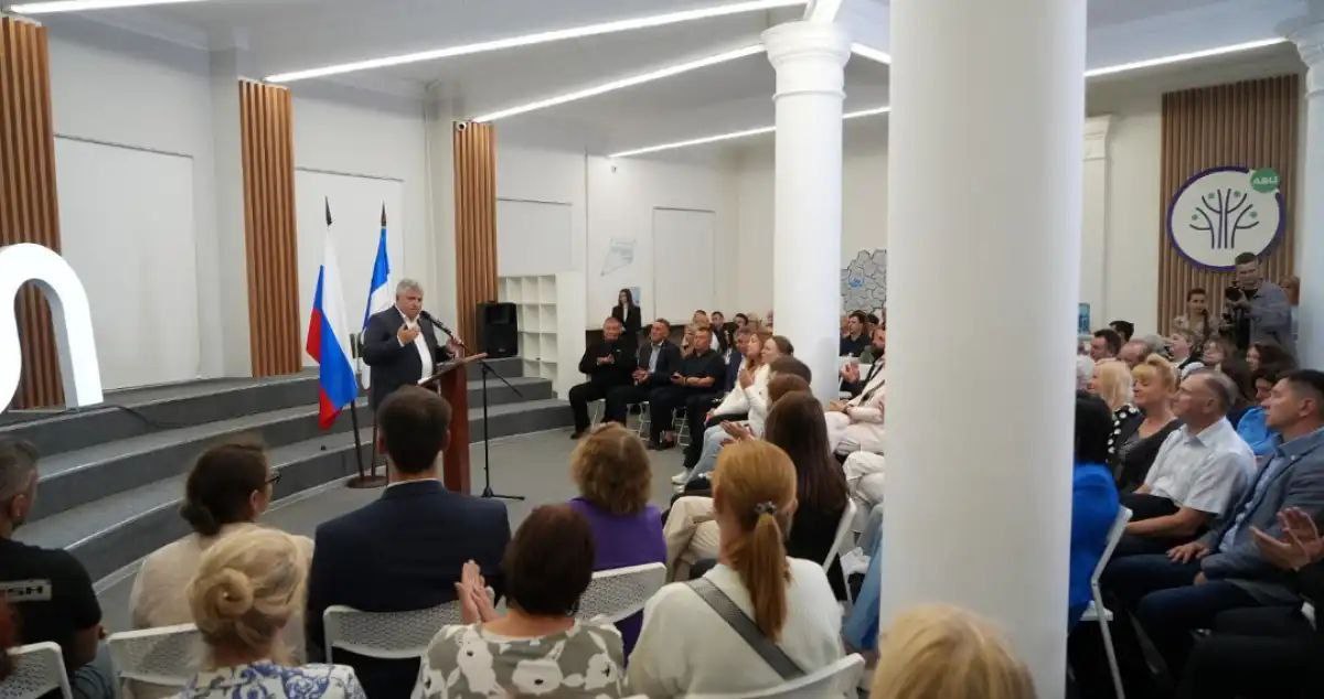 Александр Дронов поручил мэру Великого Новгорода продумать улучшение дорожной инфраструктуры Врио губернатора Новгородской области Александр Дронов поделился впечатлениями от встречи с инициативными жителями Великого Новгорода которую он провел 19 августа Обсудили важнейшие темы благоустройства города реализацию программы формирования комфортной городской среды и инициативы местных жителей Одним из ключевых запросов горожан стало улучшение дорожной инфраструктуры Участники встречи поднимали вопросы обустройства новых пешеходных переходов и ремонта тротуаров Александр Дронов поручил мэру Великого Новгорода Александру Розбауму проработать предложение совместно с комиссией по безопасности дорожного движения и выработать решения Итоги анализа доложат врио губернатора и горожанам