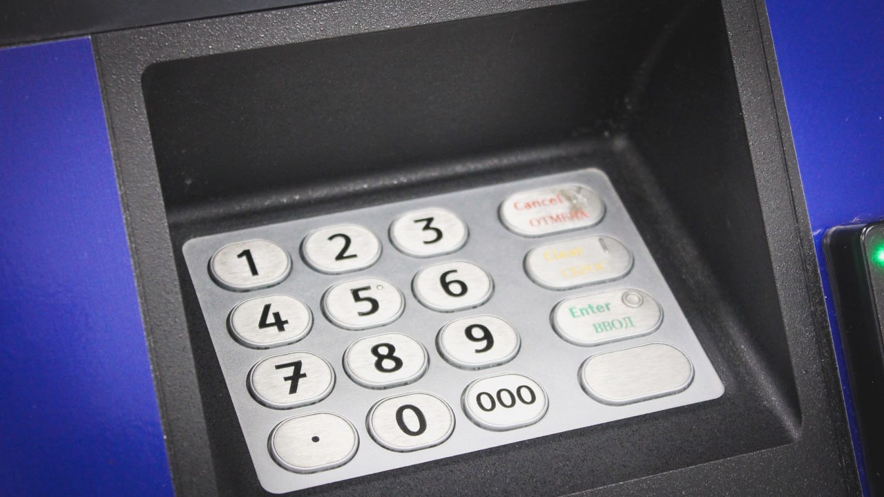 Банки стали блокировать переводы россиян даже между своими счетами В некоторых случаях банки замораживают лишь отдельные транзакции но иногда и карты в целом рассказали эксперты Причем даже после подтверждения операции иногда доступ открывают не сразу сообщили клиенты нескольких крупных банков Они проверяют транзакции на целый перечень признаков мошенничества И с 2026 года ЦБ расширит их список Один из новых попытка отправить деньги другому человеку после крупного перевода самому себе Банки опасаясь гигантских штрафов вплоть до отзыва лицензии со стороны ЦБ и Росфинмониторинга за недостаточный контроль сознательно смещают баланс в сторону перестраховки