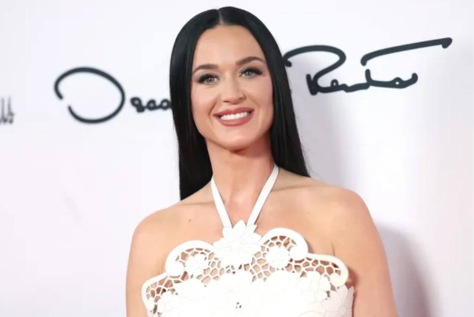 Кэти Перри подала в суд на Кэти Перри Австралийская дизайнер Кэти Перри Katie Perry дошла до Верховного суда Австралии и подала иск о нарушении прав на товарный знак к американской певице Кэти Перри Katy Perry . Поводом для обвинений в адрес певицы стали продажи мерча во время тура по Австралии. При этом пресс-служба певицы заявила, что после выхода дебютного сингла Перри I Kissed a Girl в 2009 году связались с австралийским дизайнером и предложили заключить сделку. По словам дизайнера, никаких предложений она не получала. В 2023-м суд встал на сторону дизайнера, однако год спустя решение отменили. По мнению судей, певица Кэти Перри была достаточно известна на момент регистрации австралийского бренда, что могло привести к путанице. Во избежание новых апелляций суд Австралии согласился пересмотреть дело. А вы на чьей стороне? — Кэти Перри; — Кэти Перри. #австралия #общество #мир