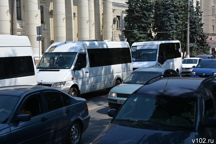 В итоге нас похоронят  Перевозчики маршруток Волжский-Волгоград предрекли хаос с 18 августа  Перевозчики, работающие на популярных маршрутах, связывающих Волжский с Волгоградом, с ужасом ждут 18 августа, когда по распоряжению областных властей начнет действовать новая схема движения автобусов №160, 159, 123, 146 и 260. Напомним, согласно этой схеме, половина микроавтобусов одного маршрута будет курсировать по усеченному пути, а половина – как раньше. Предприниматели хватаются за головы – по их словам, пассажиров ожидает неразбериха, а водителей – урезание зарплаты.   Один из предпринимателей, работающий на маршруте №160, поделился своим мнением по поводу очередного транспортного эксперимента. Дмитрий уверен, что больнее всего нововведения ударят по пассажирам   ПОДРОБНЕЕ
