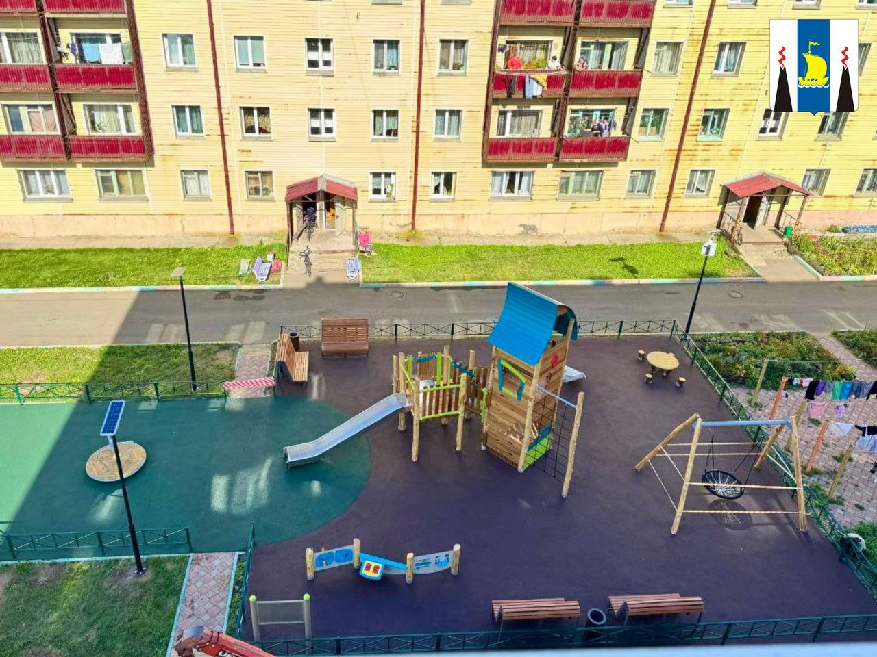 Завершены работы по обустройству комплексной игровой площадки в Красногорске В Красногорске реализован проект по обустройству комплексной игровой площадки в районе группы жилых домов по ул Карла Маркса 86 86а 88   На сегодняшний день идет подготовка к приемке объекта На обновленной детской площадке установлены малые архитектурные формы качели горка лавочки урны и иные элементы для безопасного и интересного досуга на территории видеонаблюдение освещение   Работы выполнены в рамках нацпроекта Инфраструктура для жизни инициированного Президентом РФ Владимиром Путиным Manzhara official