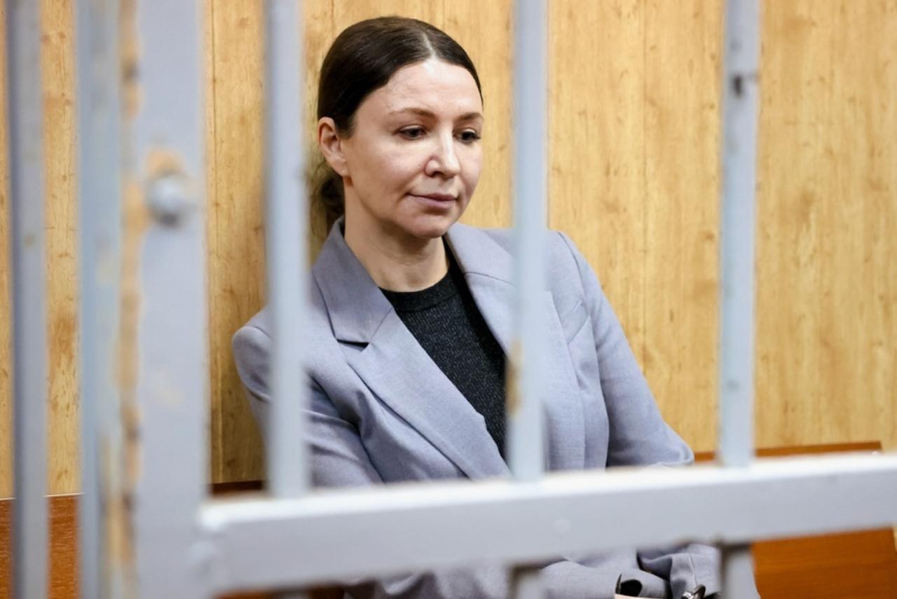 Блиновская может встретить Новый год на свободе Елена Блиновская может выйти из СИЗО уже к концу года Защита королевы марафонов ищет схемы чтобы она получила шанс на УДО в ближайшие месяцы С момента приговора было пять попыток апелляций но ни одна пока не прошла Блиновская все еще сидит в СИЗО где день считается за полтора СМИ пишут что адвокаты планируют так и оставить ее в СИЗО устроив в хозотряд готовка уборка мытье посуды стирка За это осужденные получают стаж и зарплату а главное ускоряют путь к УДО   Согласие Блиновской и разрешение начальника СИЗО могут позволить фее желаний выйти на свободу уже к Новому году В марте 2025 го она получила пять лет колонии за неуплату налогов и отмывание денег Всего Блиновская находится под стражей 867 дней 271 день под домашним арестом и 596 дней в СИЗО Культурненько подпишись