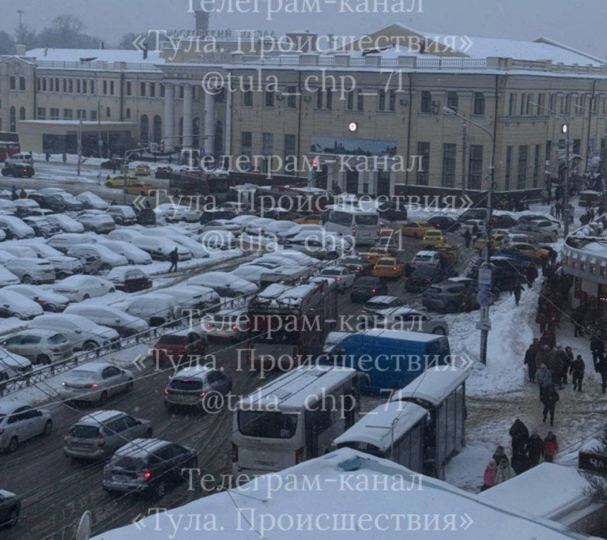 В Туле на Московском вокзале встал троллейбус а вместе с ним и другие автомобили   newstula ru fn 1782991 html В Туле на подъезде к Московскому вокзалу троллейбус перекрыл движение автомобилей Начался образовываться затор   Прислать новость Подписаться   Мы в MAX