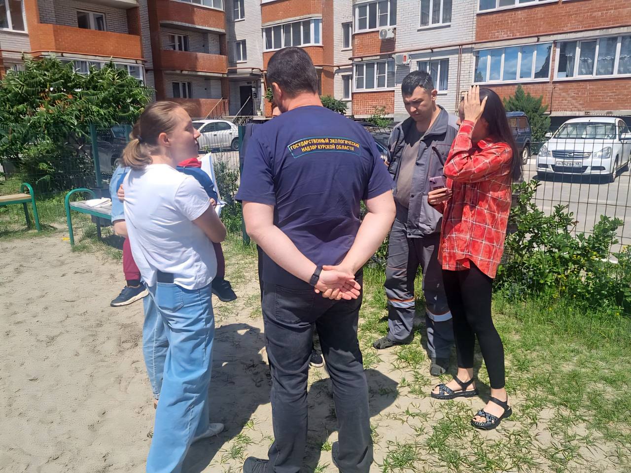 1 2 3 Куряне больше не чувствуют запах гари рядом с заводом АПЗ-20 Лаборатория Роспотребнадзора с апреля именно тогда произошел пожар, охвативший более 10 тысяч кв. м. на постоянной основе осуществляла мониторинг атмосферного воздуха в жилой зоне. — В пробах воздуха, взятых в жилых районах, не было обнаружено превышения предельно допустимых концентраций загрязняющих веществ. В почве не было выявили следов загрязняющих веществ, — отметили в региональном Правительстве. Сотрудники Минприроды встретились с жителями. Было установлено, что запах гари отсутствует. Вести-Курск. Только проверенная информация Прислать новость