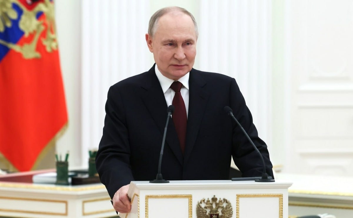 Владимир Путин наградил преподавателя из Уфы  Профессор из Уфы вошел в список выдающихся деятелей страны, удостоенных государственных наград. Указом Президента РФ № 412 от 8 августа 2025 года Рузил Авзалов, преподаватель Башкирского государственного аграрного университета, получил почетное звание «Заслуженный работник высшей школы Российской Федерации».  Профессор удостоен звания за многолетний плодотворный труд в сфере образования, весомый вклад в подготовку квалифицированных специалистов и развитие научно-педагогической деятельности.  Звание подтверждает не только личные заслуги ученого, но и статус башкирской аграрной научной школы на федеральном уровне.  Mkset