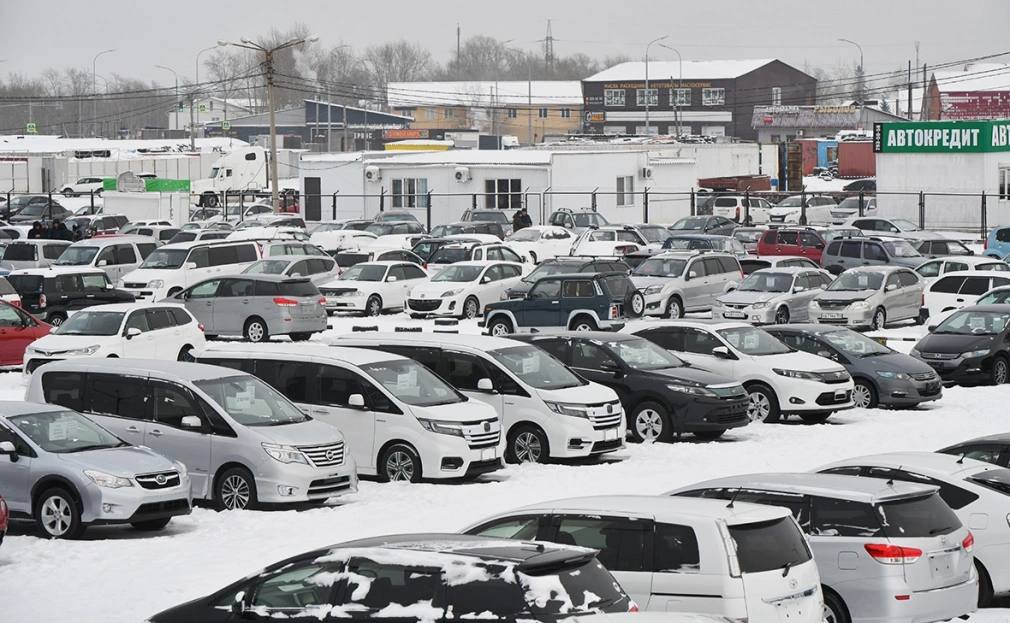 Минпромторг перенес изменение правил утильсбора на 1 декабря Обновленная методика расчета утилизационного сбора начнет действовать в России с 1 декабря 2025 года Согласно подготовленному ведомством проекту базовая ставка утильсбора на легковые авто формируется на основании типа и объема двигателя а его мощность влияет на формирование коэффициента по прогрессивной шкале Для физических лиц которые ввозят транспортные средства в Россию для личного пользования предлагается сохранить льготные коэффициенты на машины мощностью до 160 лошадиных сил 3 4 тыс руб за новый автомобиль и 5 2 тыс руб за авто старше трех лет Однако машины с мощностью двигателей от 160 л с подпадут под коммерческие тарифы К примеру утильсбор на автомобиль Kia Sorento мощность двигателя 194 л с с 3 4 тыс руб вырастет до 1 9 млн руб на 57841 Для BMW X5 мощностью двигателя 490 л с налог увеличится на 81194 до 2 7 млн руб РБК УФА