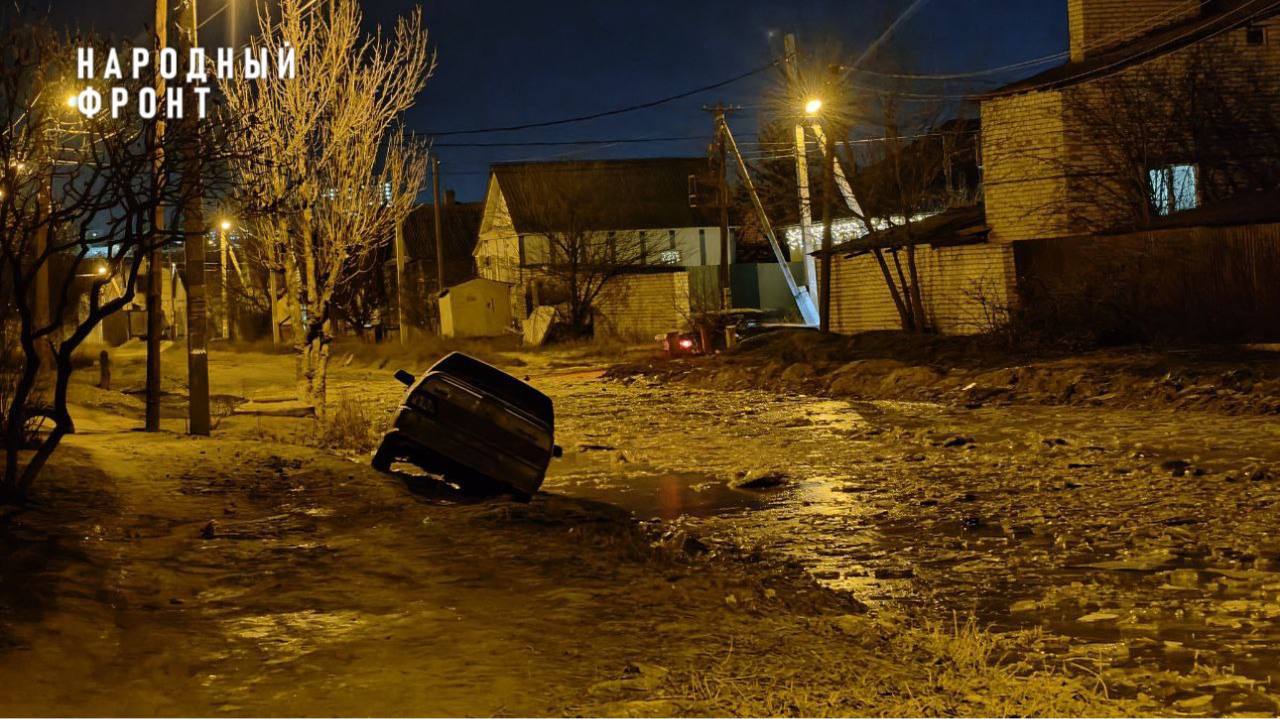 Автомобили замерзают во льдах легендарной гигантской лужи на улице Михаила Чембарова в Советском районе Сегодня преграда длиной почти 200 метров сковала на сутки очередной автомобиль Водитель оказался в настоящей ловушке а его машина жертвой бездействия властей пишут активисты Народного фронта Фото Народный фронт Волгоградская область t me Читайте новости Волгограда в МАХ