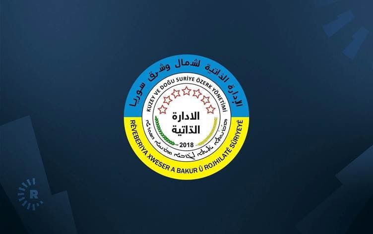 Сирийским курдам не понравился  опубликованной новыми властями в Дамаске проект временной конституции.  "Представленный проект включает положения и традиционную правовую структуру, которые очень похожи на меры, ранее введенные баасистским правительством Асада",  — говорится в заявлении Демократической автономной администрации Северной и Восточной Сирии  DAANES .  В заявлении осуждается игнорирование в проекте разнообразных этнических и религиозных общин Сирии, включая курдов и христиан.  Власти Рожавы осудили конституционную декларацию за укрепление "централизованного мышления" вместо продвижения демократического перехода.   Они подчеркнули, что конституция "не представляет стремления нашего народа и не признает его истинную идентичность в Сирии", а также предупредили, что такие "недальновидные практики и устаревшие политические идеи" могут отбросить Сирию назад и усугубить раны страны.  ________________________ Хотите знать больше?   : Mignews