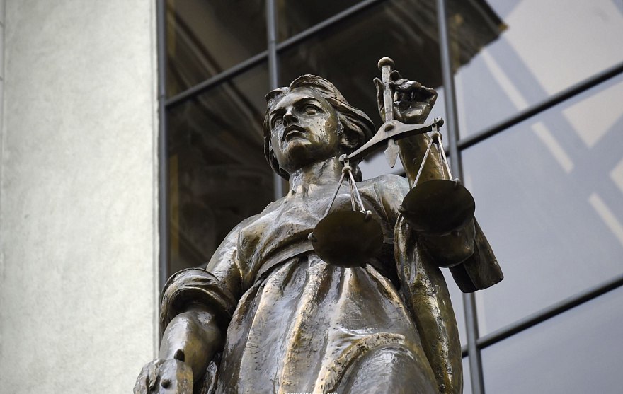 Верховный Суд России указал на недопустимость рассмотрения споров об объектах на особо охраняемых территориях регионального значения без привлечения органов исполнительной власти субъекта РФ Такое решение приняла коллегия по экономическим спорам рассмотрев жалобу правительства Курской области без участия которого нижестоящие суды определили судьбу недостроенного здания в городском парке Подробнее