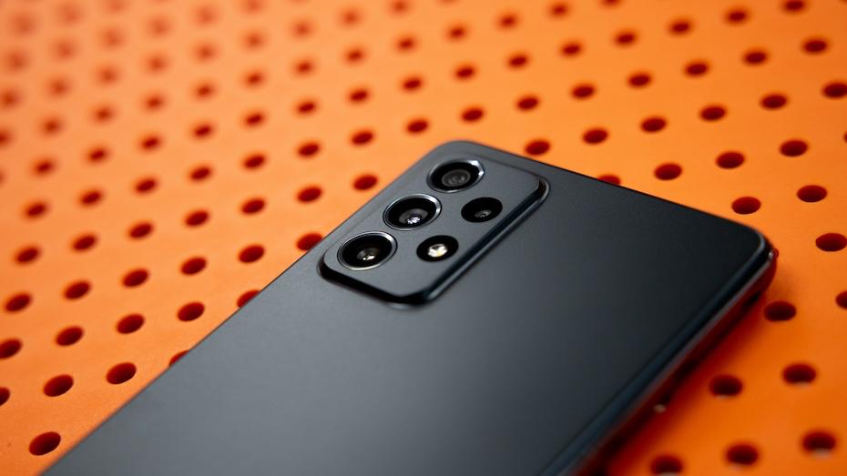 Владелец Samsung Galaxy погиб из за своего смартфона В Австралии произошел трагический случай с летальным исходом связанный со смартфоном Samsung Galaxy Житель Сиднея не смог дозвониться до национальной экстренной службы по номеру горячей линии 000 В результате он не получил помощь и умер Оператор связи сообщает что услуга была активна а линия свободна Проблема возникла именно с самим смартфоном старой моделью Samsung Сообщается что аналогичный программный дефект есть у 70 моделей Galaxy прошлых лет среди которых Galaxy S6 Edge Galaxy S7 Edge Galaxy Note 5 модели линейки A и J Сама Samsung обратилась с официальным заявлением призывающем всех владельцев любых моделей как можно скорее обновить ПО iguides