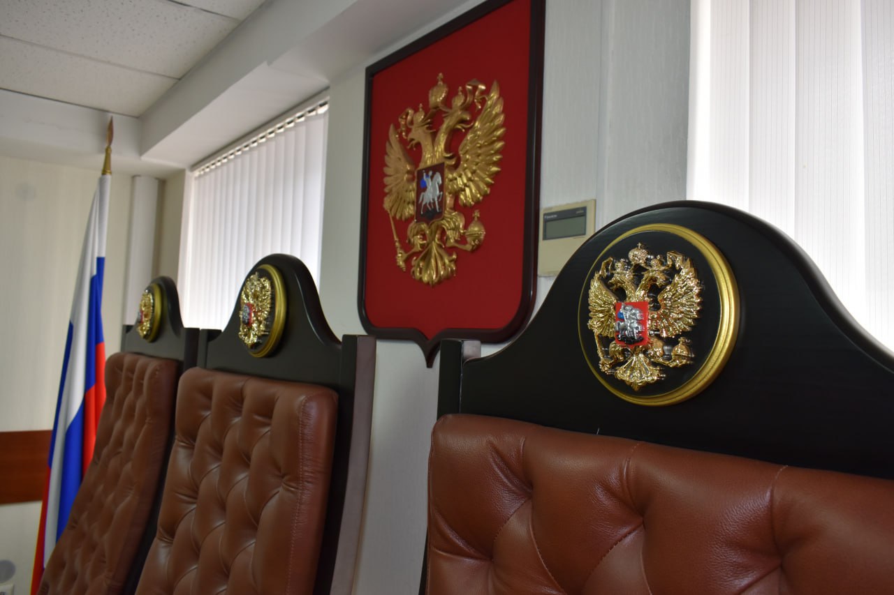 Кассационный суд признал незаконным апелляционное постановление о прекращении уголовного дела в отношении бывшего депутата Законодательного собрания Краснодарского края По версии обвинения в 2015 году депутат используя свой высокий статус и связи и угрожая директору коммерческой организации принуждал продать ему землю вместе с предприятием по значительно заниженной цене В Четвертый кассационный суд общей юрисдикции с кассационным представлением обратился заместитель прокурора Ростовской области Он оспаривал апелляционное постановление Ростовского областного суда оставившего без удовлетворения ходатайство Генпрокуратуры РФ о возобновлении расследования против бывшего краснодарского парламентария который подозревался в принуждении к совершению сделки под угрозой уничтожения имущества и прекращения коммерческой деятельности предприятия ч 1 ст 179 УК РФ Известно что уголовное дело в отношении депутата было возбуждено в 2016 году Однако уже в 2017 году его прекратили в связи с отсутствием события преступления но по ходатайству прокуратуры решением Ленинского районного суда г Ростова на Дону вновь возобновили В мае 2025 года Ростовский областной суд отменил решение суда первой инстанции и постановил отказать в заявленном ходатайстве сославшись на истечение срока давности по инкриминируемой статье УК РФ В суде кассационной инстанции прокуратура настаивала на отмене ранее принятого судебного акта так как по её мнению в действиях экс депутата имеются признаки более тяжкого преступления вымогательства срок давности по которому в настоящее время не истек в 2015 году мужчина используя свой высокий статус под угрозой разорения и уничтожения бизнеса принуждал директора одной из краснодарских строительно монтажных организаций продать ему предприятие вместе с земельным участком за 30 млн рублей тогда как рыночная стоимость объекта по состоянию на 2015 год составляла не менее 90 млн рублей Согласившись с доводами прокуратуры о ненадлежащей оценке апелляционным судом материалов предварительного следствия что существенно повлияло на исход дела кассационный суд отменил ранее вынесенное постановление и направил дело на повторное рассмотрение в тот же суд но уже иным составом Дело 77 2201 2025 судебная практика уголовная коллегия kas4
