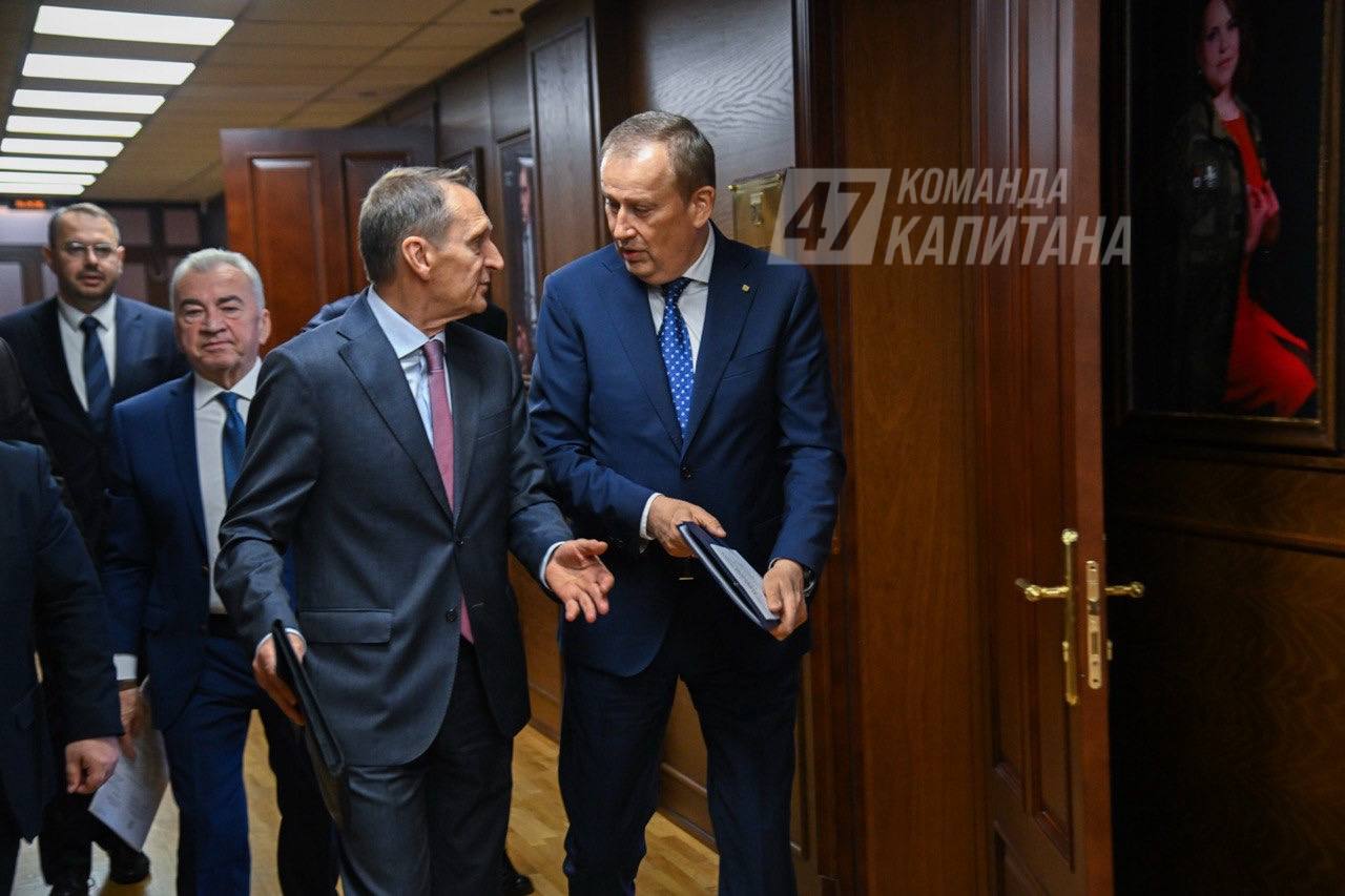— Мы не халявщики, мы — партнёры! Капитан сразу предупредил оргкомитет по подготовке 100-летия Ленобласти о том, что рассчитывает на достаточное софинансирование крупных проектов по повышению качества жизни к юбилею региона, главные из которых — Чистая Ладога и Чистая вода. Александр Дрозденко подчеркнул, что, со своей стороны, Ленобласть уже просчитала и запланировала средства областного бюджета.