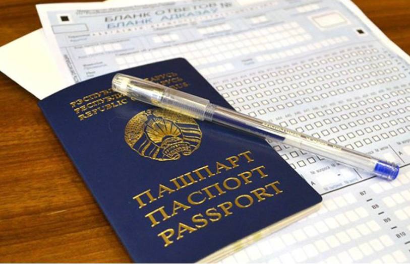 31 января состоится репетиция централизованного экзамена РЦЭ Она начнется одновременно по всей стране в 11 00 и призвана показать насколько ребята готовы к решающему испытанию подводящему итог обучения в школе Проверить свои силы предложено по любому из предметов на выбор русскому или белорусскому языку физике математике химии биологии иностранным языкам английский немецкий французский испанский китайский истории Беларуси в контексте всемирной истории обществоведению географии В репетиции примут участие около 58 5 тыс учащихся в их числе 360 одиннадцатиклассников нашего района Для них испытание организовано на базе Полесского аграрного колледжа имени В Ф Мицкевича Наиболее востребованными предметами для РЦЭ который в точности повторяет испытание предстоящее выпускникам в мае у наших ребят стали русский язык математика и биология