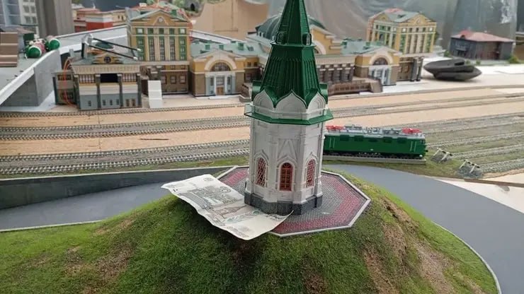 Мини Красноярск появился в московском музее Царь макет Проект станет частью нового зала посвященного восточным территориям России который откроется в конце 2026 года В части Красноярска макет будет включать ключевые достопримечательности города часовню Параскевы Пятницы остров Татышев дом купца Цукермана музейный центр Площадь мира и железнодорожный вокзал Фото музей Царь макет Подписаться на sibnovosti ru предложить новость