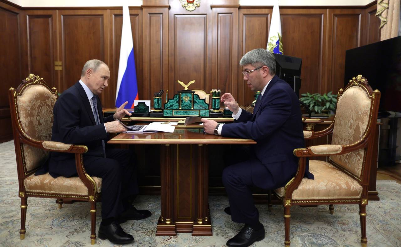 Путин поддержал Бурятию списано 11 7 млрд долгов Республика Бурятия получила значительную финансовую поддержку от федерального центра в рамках решения Президента Российской Федерации Владимира Путина о реструктуризации бюджетных кредитов В 2024 году республике уже списано 4 6 млрд рублей из которых 1 7 млрд рублей были погашены в июле и 2 9 млрд рублей в ноябре Общая сумма списания бюджетных кредитов запланированная с 2025 по 2029 годы составит 11 7 млрд рублей Эта мера позволит существенно снизить долговую нагрузку на бюджет региона в период когда собственные доходы остаются под давлением а обязательные расходы продолжают расти Принятое решение на высшем государственном уровне создает прочную основу для стабильного социально экономического развития Бурятии Оно позволяет региональным властям уверенно смотреть в будущее в полном объеме исполнять социальные обязательства перед населением оказывать поддержку участникам специальной военной операции и реализовывать стратегические проекты по развитию республики Фото кремлин ру