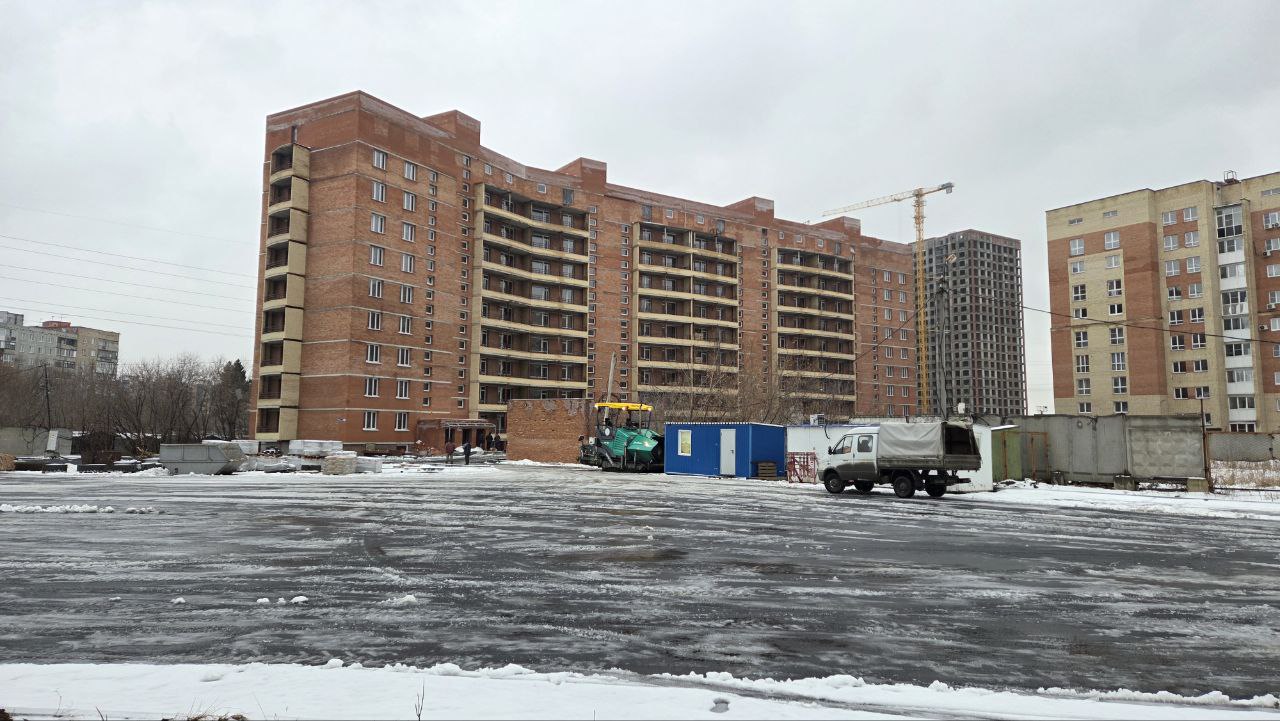 Суд оправдал экс директора регионального фонда защиты прав дольщиков Омской области Георгия Пузикова Обвинение как ранее писал Город55 считало что с февраля 2022 го по июль 2023 го Пузиков действуя в интересах трех фирм проектировщиков принял проектно сметную документацию по достройке пяти проблемных домов на улицах Перелета Кирова 11 я Ремесленная и Химиков а также организовал оплату некачественно выполненной работы Утверждалось что региональный фонд понес ущерб на сумму более 47 млн рублей Сегодня же из сообщения объединенной пресс службы омских судов стало известно что экс директора регионального фонда Георгия Пузикова оправдали Такое решение судьи Первомайского райсуда мотивировано отсутствием в деянии состава преступления Пузиков теперь имеет право на реабилитацию Правда сначала нужно чтобы приговор суда вступил в законную силу На фото как раз один из долгостроев пока дом на Химиков до сих пор не сдан Написать в редакцию можно здесь gorod55ru