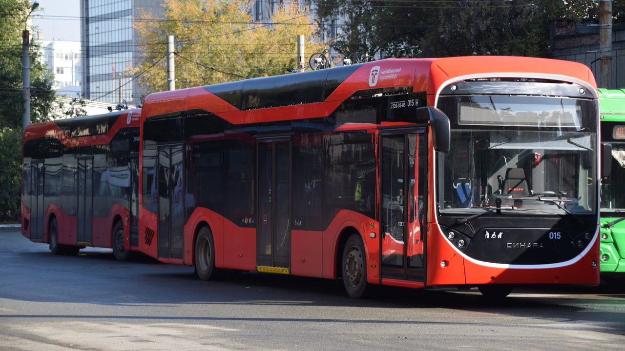 Пять новых троллейбусных маршрутов планируют запустить в Челябинске В Челябинске усилят автобусный маршрут 64 Ранее для максимального удобства пассажиров на него вывели гармошки 27 единиц транспорта Но и этого оказалось мало поэтому модернизация пройдет в три этапа Во первых закупят еще две резервные гармошки Вторым направлением работы станет введение пяти троллейбусных маршрутов Речь идет о направлениях которые частично продублируют автобус 64 и развезут жителей до новых районов Мы сейчас ожидаем запуск оставшихся пяти троллейбусных маршрутов Два депо готовы Модернизация контактной сети и тягловых практически также завершена Осталось набрать водителей Это известные маршруты которые жители ждут Появится новый маршрут 26 из ЖК Ньютон огромный микрорайон который построили на окраине города по Братьев Кашириных Труда Ленина и до ЧТЗ Это будет магистральный маршрут Еще восстановление существующих маршрутов 5 7 25 Их планируется запустить рассказал заместитель министра дорожного хозяйства и транспорта Челябинской области Александр Егоров Третьим этапом разгрузки маршрута 64 станет продление выделенных полос Сейчас он перекрыт выделенками лишь на 17 Планируется что новые полосы появятся на части улиц Братьев Кашириных Бейвеля и Чичерина Продлят и существующие троллейбусные маршруты В Челябинске впервые за 20 лет построены новые участки контактной сети первый от Молдавской до конечной на Салавата Юлаева второй на улице Кузнецова в районе АМЗ Фото ГТРК Южный Урал Подписывайтесь на Вести Южный Урал в MAХ