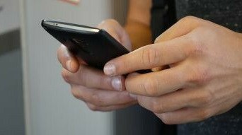Госбанк полностью выкупил Beeline Кыргызстан  В Кыргызстане государственный «Элдик Банк» выкупил 100% акций компании «Скай Мобайл», работающей под брендом Beeline Кыргызстан. Об этом сообщили в пресс-службе президента республики, передает ArbatMedia. В ведомстве заявили, что сделка стала частью государственной стратегии по укреплению национальных интересов и развитию цифровой инфраструктуры. Приобретение стратегического телекоммуникационного актива открывает новые возможности для интеграции современных финансовых и цифровых сервисов, повышения доступности технологий для граждан и бизнеса, а также стимулирования инновационного роста, – говорится в сообщении пресс-службы. Отмечается, что сделка прошла в соответствии с международными стандартами прозрачности и корпоративного управления. Это укрепит инвестиционный климат и обеспечит устойчивый рост ключевых секторов экономики страны.    Прислать новость