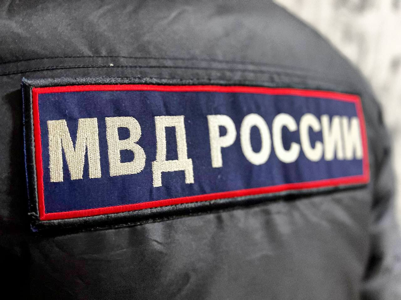 Полицейские Тенькинского округа Колымы выявили факт использования поддельного медицинского заключения Оперативники уголовного розыска Отделения МВД России «Тенькинское» выявили факт использования поддельного документа 38-летним гражданином. Желая трудоустроиться на одно из предприятий, мужчина предоставил в отдел кадров подложное заключение о прохождении медицинского осмотра. Дознавателем возбуждено уголовное дело по признакам преступления, предусмотренного ч. 3 ст. 327 УК РФ подделка, изготовление или оборот поддельных документов, государственных наград, штампов, печатей или бланков . Максимальная санкция – лишение свободы на срок до одного года. Сотрудниками Отдела МВД России по г. Магадану установлен 34-летний местный житель, причинивший в ходе конфликта телесные повреждения 32-летнему соседу по дому. Пострадавшему оказана медицинская помощь. Дознавателем возбуждено уголовное дело по ч. 2 ст. 112 УК РФ умышленное причинение средней тяжести вреда здоровью . Максимальная санкция – лишение свободы на срок до пяти лет. Всего за минувшие сутки: ⏺зарегистрировано 174 сообщения о происшествиях и преступлениях; ⏺в дежурные части за различные правонарушения доставлены шесть человек.