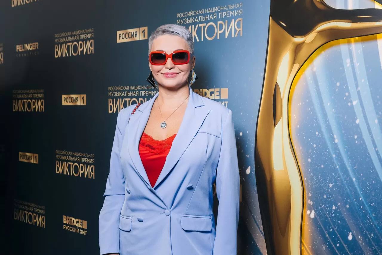 Певица Катя Лель прокомментировала слухи о том, что Григорий Лепс не встречается с 19-летней Авророй Киба, а использует эти отношения для пиара. Несмотря на ранее запланированную свадьбу, Лепс отложил торжество на неопределенный срок, ссылаясь на отсутствие денег. Киба все чаще появляется одна, стремясь стать самостоятельной. 7Дней