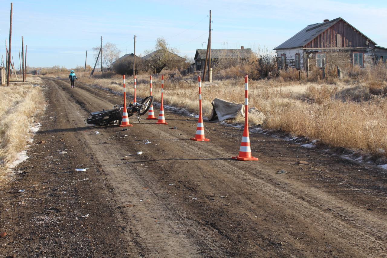 В Омской области прокуратура направила в суд уголовное дело в отношении водителя, устроившего дорожно-транспортное происшествие со смертельным исходом и скрывшегося с места аварии  Прокуратура Оконешниковского района Омской области утвердила обвинительное заключение по уголовному делу в отношении 25-летнего местного жителя. Он обвиняется по ч. 1 ст. 264.1 УК РФ  управление транспортным средством лицом, находящимся в состоянии опьянения, подвергнутым административному наказанию за невыполнение законного требования о прохождении медицинского освидетельствования , а также по пп. «а», «б», «в» ч. 4 ст. 264 УК РФ  нарушение лицом, управляющим механическим транспортным средством, правил дорожного движения, повлекшее по неосторожности смерть человека, сопряженное с оставлением места совершения преступления .   По версии следствия, в вечернее время 13 октября 2024 г. данный гражданин в состоянии алкогольного опьянения, не имея права управления транспортными средствами, управлял мопедом KT-50. Двигаясь со скоростью не менее 80 км/ч по ул. Почтовая в д. Николаевка он допустил опрокидывание мопеда.  В результате аварии его 45-летний пассажир скончался, а водитель с места ДТП скрылся.  Вину в совершении преступления мужчина признал полностью, пояснив, что из-за шокового состояния покинул место ДТП, не оказав пострадавшему помощи и не вызвав скорую.  Уголовное дело прокуратура направила в Оконешниковский районный суд Омской области для рассмотрения по существу.   Санкция статьи предусматривает наказание до 12 лет лишения свободы.