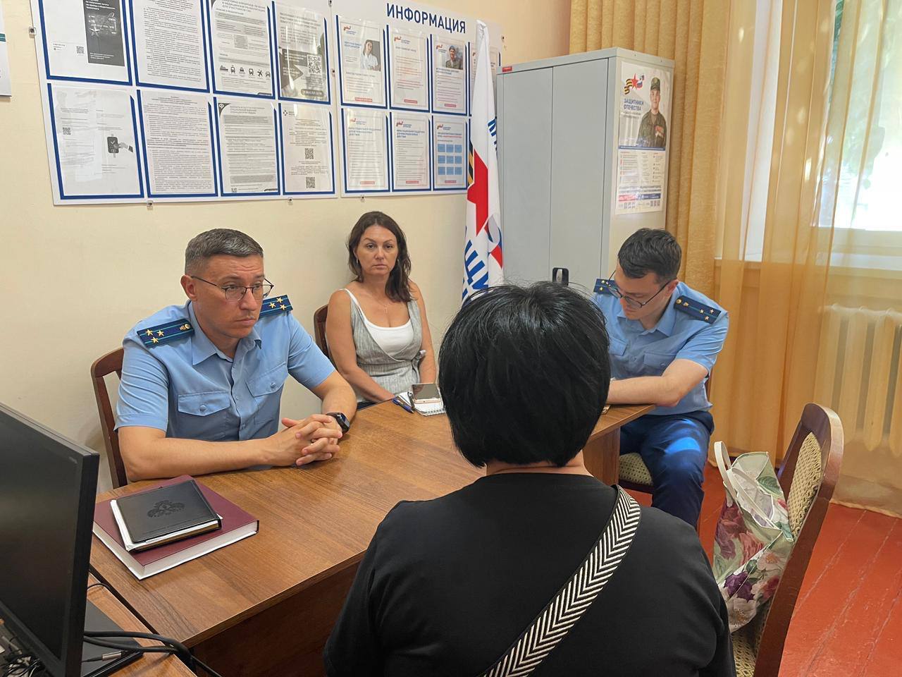 Ейской межрайонной прокуратурой проведен тематический прием военнослужащих и членов семей   Ейским межрайонным прокурором по месту дислокации социального координатора фонда «Защитники отечества» в Ейском районе совместно с социальным координатором фонда проведен тематический прием участников специальной военной операции и членов их семей.  В ходе приема гражданам даны разъяснения законодательства, приняты обращения, организовано проведение проверочных мероприятий, ход и результаты которых постановлены на контроль.  Соблюдение прав участников специальной военной операции и членов их семей находятся на постоянном контроле межрайонной прокуратуры.