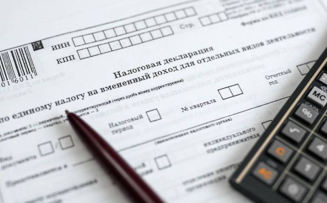 1 2 3 4 5 6 7 Директор ООО «Успех» по иску прокуратуры заплатит в бюджет 43 млн за налоговые махинации Более двух лет ООО «Успех», занимающееся торговлей лесоматериалами, существовало словно в тени: не сдавало налоговую отчетность, копило многомиллионные долги перед бюджетом, а попытки налоговых органов взыскать задолженность наталкивались на пустоту. У фирмы не было активов, недвижимости, денег на счетах, да и самой хозяйственной деятельности, как выяснилось, не велось. Прокуратура вышла с проверкой этого финансового провала. Вскрылось не просто бездействие, а нехитрая схема уклонения от налогов. Фирма незаконно уменьшала сумму НДС, которую должна была заплатить государству, завышая при этом налоговые вычеты по документам, выданным несуществующими компаниями. Прокуратура встала на защиту интересов государства и обратилась в суд с иском о взыскании с руководителя фирмы невыплаченных сумм как с лица, допустившего банкротство общества и причинение ущерба. В суде директор представил трудовой договор и несколько договоров поставки, пытаясь создать видимость деятельности там, где ее не было годами. Однако «бумажные аргументы» не убедили апелляционный суд. Судьи, изучив материалы дела и доводы надзорного ведомства, вынесли положительное решение: с директора фирмы взыскано 43 млн руб. Сайт Тelegram ВК
