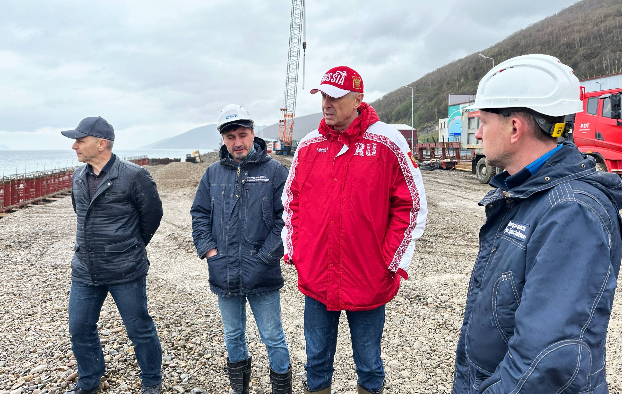 На площадке будущего Морского туристического центра продолжаются работы — начали возводить эстакаду, которая позволит технике приступить к строительству первого причала. Его длина составит 200 метров. Провели с подрядчиками совещание, рассмотрели объемы и графики работ.
