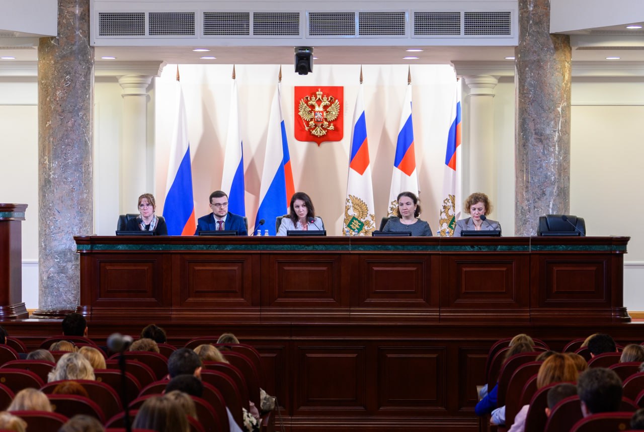 Новации в процессах составления бюджета на 2026 и плановый период 2027 и 2028 годов 9 июня 2025 года в Минфине России под председательством Первого заместителя Министра финансов Российской Федерации Ирины Окладниковой состоялся семинар-совещание с главными распорядителями средств федерального бюджета. Его участники обсудили особенности формирования проекта федерального бюджета на 2026 год и на плановый период 2027 и 2028 годов. «В этом году процесс составления бюджета сопряжен с рядом новаций. Нам важно, чтобы вы понимали суть предстоящих изменений и были к ним готовы», — сказала Ирина Окладникова. В ходе совещания представители департаментов Минфина России разъяснили нововведения в методологии планирования расходов, изменения, связанные с оптимизацией процедур составления бюджета, а также ряд технологических новшеств. Об основных этапах бюджетного планирования в 2025 году рассказал заместитель директора Департамента организации составления и исполнения федерального бюджета Юрий Петров. Директор Департамента доходов Елена Лебединская рассказала о ключевых задачах главных администраторов доходов в рамках формирования проекта федерального бюджета. Об особенностях перехода к планированию бюджетных ассигнований в разрезе результатов структурных элементов государственных программ РФ – директор Департамента программно-целевого планирования и проектного управления Николай Бегчин. Директор Департамента межбюджетных отношений Лариса Ерошкина рассказала о требованиях к распределению межбюджетных трансфертов и сроках проведения этой работы в рамках формирования проекта федерального закона «О федеральном бюджете на 2026 год и плановый период 2027 и 2028 годов». О бюджетной классификации РФ для формирования проекта федерального бюджета на 2026 год и на плановый период 2027 и 2028 годов – заместитель директора Департамента бюджетной методологии Наталья Сафарова. Директор Департамента информационных технологий в сфере управления государственными и муниципальными финансами и информационного обеспечения бюджетного процесса Елена Громова рассказала о запуске новой версии системы «Электронный бюджет» и ее особенностях. Подробнее читайте на нашем сайте. #бюджет